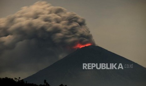 Erupsi Gunung Agung. Erupsi magmatik Gunung Agung terpantau dari kawasan Amed, Bali, Selasa (28/11).