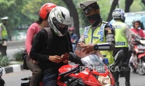 Operasi Zebra. Anggota polisi menindak pengendara kendaraan roda dua yang melakukan pelanggaran lalu lintas. ilustrasi