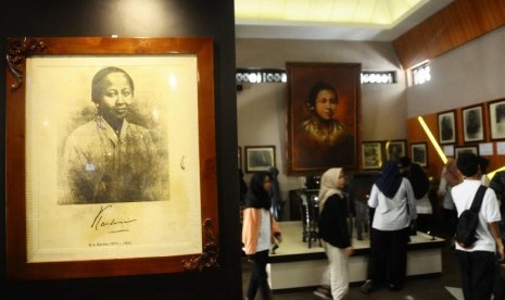 Wisatawan mengunjungi Museum RA Kartini di jalan Alun-alun Kota Jepara, Jawa Tengah, Kamis (19/4).