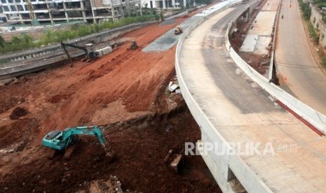 Pekerja mengoperasikan alat berat menyelesaikan proyek pembangunan Jalan Tol Depok-Antasari (Desari) Seksi I di Kawasan Cilandak, Jakarta, Rabu (16/5).