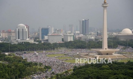 Indonesians meet the invitation from the Indonesian Ulema Council (MUI) to participate in the mass gathering to show solidarity with Palestine, in National Monument (Monas) area, on Sunday (December 17).