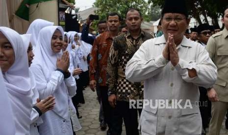 Calon Presiden nomor urut 02 Prabowo Subianto saat menghadiri Rakernas Lembaga Dakwah Islam Indonesia (LDII), di Pondok Pesantren Minhaajurrosyidin, Jakarta, Kamis (11/10).