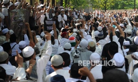 Hizbut Tahrir Indonesia supporters await the Court's decision on their petition in front of State Administrative Court (PTUN), Jakarta, Monday (May 7).