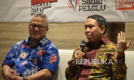 Ketua Komisi II DPR Zainuddin Amali menyampaikan pandangannya bersama Ketua KPU Pusat Arief Budiman saat diskusi refleksi akhir tahun di Jakarta, Jumat (22/12).