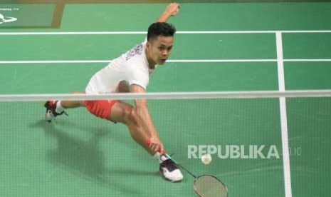 Pebulutangkis Putra Indonesia Anthony Sinisuka Ginting berusaha mengembalikan kok ke pebulutangkis Jepang Kento Momota saat berlaga pada pertandingan semifinal cabang bulutangkis beregu putra Asian Games 2018 di Istora Senayan, Jakarta, Selasa (21/8).