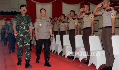 Panglima TNI Marsekal Hadi Tjahjanto (kiri) dan Kapolri Jenderal Tito Karnavian (kanan).