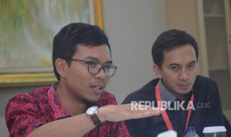 Direktur Rumah Amal Muhammad Kamal Muzakki (kiri) menyampaikan paparan saat berkunjung ke Kantor Republika, Jakarta, Rabu (31/10).