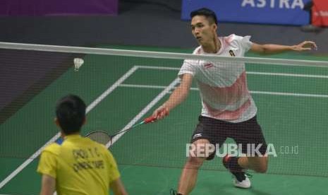 Pebulu tangkis Indonesia Jonatan Christie mengembalikan kok kearah lawannya pada pertandingan final cabang bulu tangkis nomor tunggal putra Asian Games 2018 di Istora Senayan, Jakarta, Selasa (28/8).