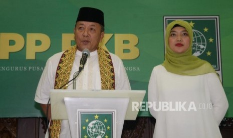 Pasangan Bakal Calon Gubernur dan Wakil Gubernur Lampung Arinal Djunaidi (tengah) dan Chusnunia Chalim (kanan) memberikan keterangan di Kantor DPP PKB, Jakarta, Rabu (20/12).