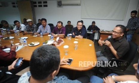 Wapemred Republika Nur Hasan Murtiaji  memberikan pemaparan  saat diskusi dengan pemerintah dan media Kota Sawahlunto  saat  melakukan kunjungan ke kantor Republika, Selasa (30/1).