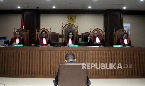 Terdakwa kasus suap kepada auditor BPK Sigit Yugoharto, Setia Budi saat menjalani sidang pembacaan tuntutan di Pengadilan Tipikor, Jakarta, Selasa (13/2).