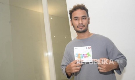 Rapper JFlow berpose pada acara peluncuran official song album Asian Games 2018: Energy of Asia di Venue Aquatic Senayan, Jakarta, Jumat (13/7/2018). JFlow mempromosikan jenama fashion lokal tanpa dibayar saat upacara penutupan Asian Games 2018.