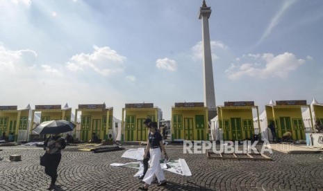 Persiapan Lebaran Betawi Monas. Suasana  pembuatan replika rumah adat betawi di kawasan Monumen Nasional, Jakarta Pusat, Kamis (18/7).