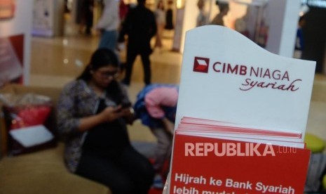 Nasabah mencari informasi perbankan syariah di booth Bank CIMB Niaga Syariah, Jakarta, Ahad (19/11).