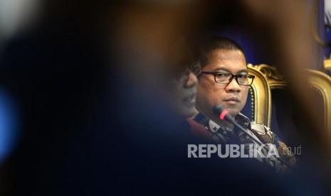  Sekretaris Fraksi PAN Yandri Susanto memberikan paparan saat konferensi pers perkembangan terkini di Kompleks Parlemen Senayan, Jakarta, Senin (22/1).