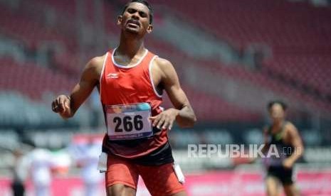 Atlet lari Indonesia Felipus Kolymau (kiri) saat tiba di garis finish pada babak final para atletik nomor lari 400 meter putra T20 Asian Para Games 2018 di Stadion Utama Gelora Bung Karno, Jakarta, Selasa (9/10).