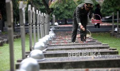 Anggota TNI melakukan tabur bunga seusai mengikuti Upacara Ziarah Nasional dalam rangka peringatan Hari Pahlawan 10 November di Taman Makam Pahlawan Nasional Utama Kalibata, Jakarta, Sabtu (10/11).