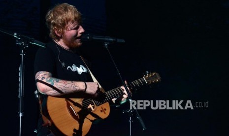 Penyanyi asal Inggris, Ed Sheraan saat tampil pada konser bertajuk Ed Sheeran Divide World Tour 2019 di Stadion Utama Gelora Bung Karno, Jakarta, Jumat (3/5).