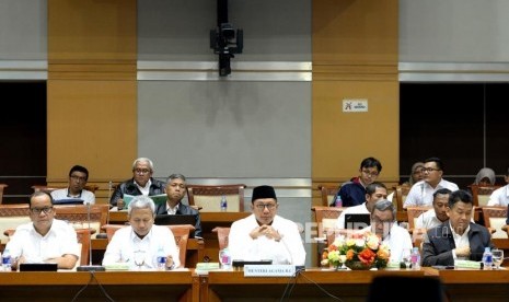 Menteri Agama Lukman Hakim Saifuddin (tengah) mengikuti Rapat Kerja bersama Komisi VIII DPR RI di Komplek Parlemen Senayan, Jakarta, Senin (22/1).