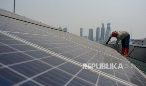 Kementerian ESDM menggandeng Norwegia untuk membangun Pembangkit Listrik Tenaga Surya (PLTS) di Labuan Bajo. Foto petugas melakukan perawatan rutin pada instalais Pembangkit Listrik Tenaga Surya (PLTS), (ilustrasi).