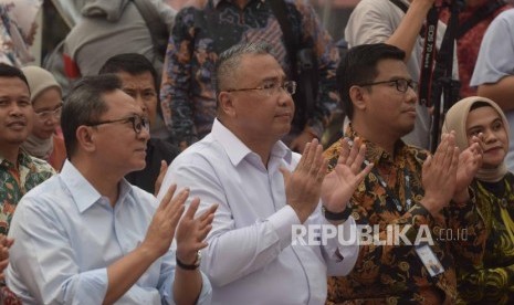 Ketua MPR RI Zilkifli Hasan, Menteri Desa Pembangunan Daerah Tertinggal dan Transmigrasi, Eko Putro Sandjojo, CEO Rumah Zakat  Nur Effendy (kiri ke kanan) bertepuk tangan saat melihat penampilan dari sekolah juara  saat  peringatan milad Rumah Zakat ke  20 di  Jakarta, Kamis (26/7).