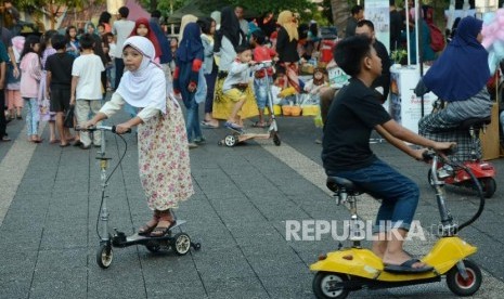 Anak-anak menikmati bermacam permainan di kawasan Masjid Pusdai, Kota Bandung, Selasa (7/5).