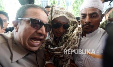 Habib Bahar bin Smith saat tiba untuk menjalani pemeriksaan di Gedung Bareskrim Polri, Jakarta, Kamis (6/12).