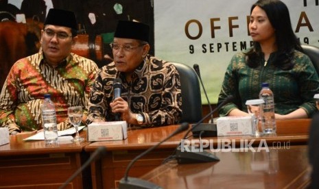 Sekretaris Jenderal Pengurus Besar Nahdlatul Ulama Helmy Faishal (kiri)