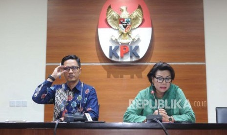 Penjelasan. Wakil Ketua KPK Basriah Padjaitan (Kanan) dan Juru Bicara KPK Febri Diansyah (Kiri) memberikan penjelasan terkait OTT Anggota DPRD Provinsi Jambi saat konfrensi pers di Gedung KPK, Jakarta, Rabu (29/11).