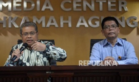 Juru bicara Mahkamah Agung (MA) Andi Samsan Nganro dan Kepala Biro Hukum dan Humas Abdullah memberikan keterangan pers di Media Center MA, Jakarta, Senin (8/7).