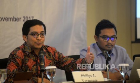 Direktur Eksekutif CSIS Philips J. Vermonte (tengah) dan Peneliti Departemen Politik dan Hubungan International CSIS Arya Fernandes  saat menyampaikan paparan rilis survei nasional mengenai orientasi ekonomi, sosial dan politik generasi milenial Indoneisa di Jakarta, Jumat (3/11).