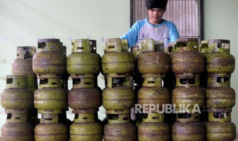 Pekerja menata tabung gas tiga kilogram di agen elpiji (ilustrasi)