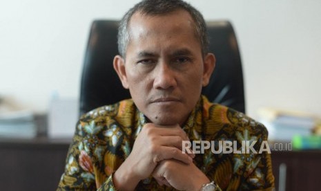 Ketua Komisi Yudisial, Jaja Ahmad Jayus melakukan sesi foto bersama Republika di kantor Komisi Yudisial, Jakarta Pusat, Senin (15/10).