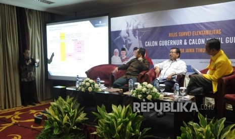 Wasekjen Partai Gokar M Sarmuji , Ketua DPP PDIP Bambang DH , dan Sekjen Partai Berkarya Badaruddin Andi Picunang ( kiri ke kanan) mencermati pemaparan Direktur Eksekutif Charta Politika Yunarto Wijaya  (kiri) tentang  survei Pilkada Jawa Timur yang diprakarsai lembaga survei Charta Politika di Jakarta, Rabu (21/3).