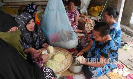 Sejumlah ibu-ibu warga di Desa Salua, Kecamatan Sigi, Sulawesi Tengah,  sedang mengolah bahan makanan untuk dimasak di dapur umum ACT, Kamis (10/10).