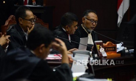 Kuasa hukum calon presiden dan wakil presiden nomor urut 02 selaku pemohon, Bambang Widjojanto, saat mengikuti sidang perdana perselisihan hasil pemilihan umum (PHPU) pilpres 2019 di gedung Mahkamah Konstitusi, Jakarta, Jumat (14/6).