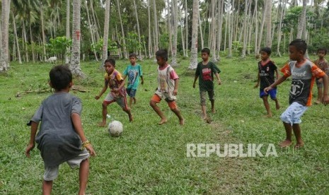 Sejumlah anak korban gempa dan tsunami, bermain sepak bola di lapangan pengungsian di desa Lompio Kabupaten Sirenja, Donggala Sulawesi Tengah, Ahad (14/10).