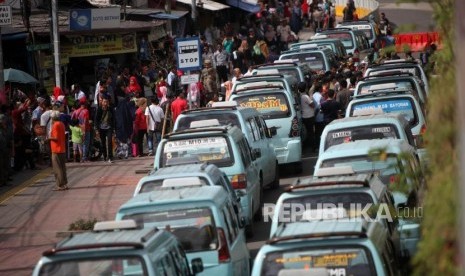 Kendaraan angkutan umum jurusan Tanah Abang terparkir saat melakukan aksi demo di Kawasan Tanah Abang, Jakarta, Senin (29/1).