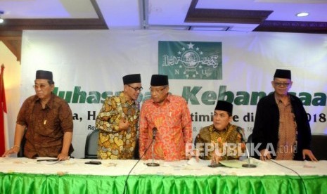 Bendahara PBNU Bina Suhendra bersama Ketua PBNU Bidang Hukum Robikin Emhaz, Ketua Umum PBNU Said Aqil Siroj, Sekjen PBNU Helmy Faishal Zaini, Wakil Ketua Umum PBNU Maksum Mahfud dan Ketua PBNU Bidang Agama Abdul Manan Ghani (dari kiri)