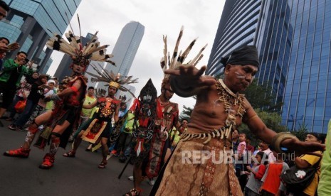 Pesona Budaya Tabalong. Atraksi suku dayak memeriahkan hari bebas kendaraan di Jalan MH Thamrin, Jakarta Pusat, Ahad (29/10).