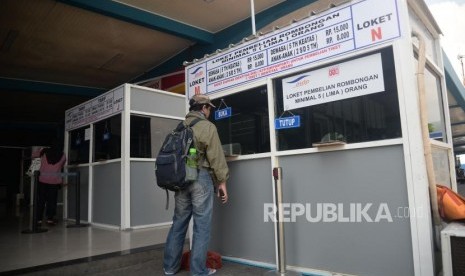 Calon penumpang membeli tiket kapal, ilustrasi