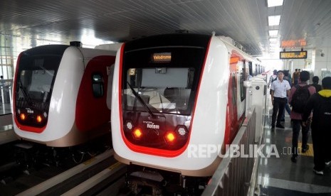 Sejumlah warga mengikuti uji coba publik pengoperasian Light Rail Transit (LRT) fase I rute Kelapa Gading-Velodrome di Jakarta, Selasa(11/6).