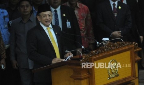 Pidato Ketua DPR RI. Ketua DPR RI baru Bambang Soesatyo memberikan sambutan usai pelantikan Ketua DPR RI baru  di Komplek DPR Ri, Jakarta, Senin (15/1).