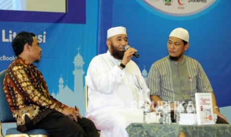 Penulis Internasional asal Mesir Syaikh Mahmud Al Mishri (tengah) memaparkan pendapatnya pada acara Jumpa Penulis Internasional di Jakarta Convention Center (JCC), Jakarta, Kamis (19/4).