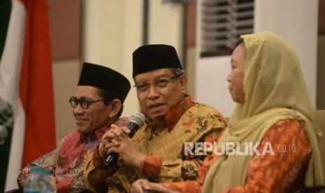 Ketua Umum  Pengurus Besar Nahdlatul Ulama  (PBNU) Said Aqil Siroj (tengah) memberikan keynote speaker didampingi Sekretaris Lembaga Kemaslahatan Keluarga (LKK) PBNU Alissa Wahid (kanan) dan Ketua PBNU Robikin Emhas (kiri) pada acara seminar di Jakarta, Sabtu (28/4).