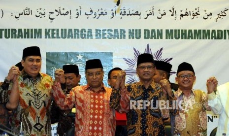 Sekjen PBNU Helmy Faishal bersama Ketua Umum PBNU Said Aqil Siroj, Ketua Umum PP Muhammadiyah Haedar Nashir dan Sekjen PP Muhammadiyah Abdul Muti (dari kiri) foto bersama usai melakukan silahturahim di Gedung PBNU, Jakarta, Jumat (23/3).