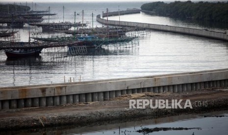 Suasana pembangunan proyek tanggul laut yang masih dalam penyelesaian di Kawasan Muara Baru, Jakarta, Kamis (1/2).