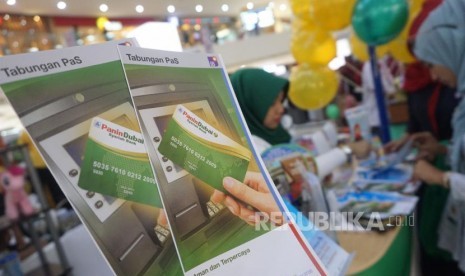 Karyawan Bank Panin Dubai Syariah melayani nasabah pada pameran Keuangan Syariah Fair (KSF) 2017, Cibinong City Mall, Bogor, Jawa Barat, Ahad (29/10).