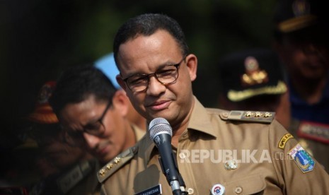 Gubernur DKI Jakarta Anies Baswedan memberikan keterangan kepada media seusai apel Mantap Praja Jaya 2017 di Polda Metro Jaya, Jakarta, Selasa (31/10).