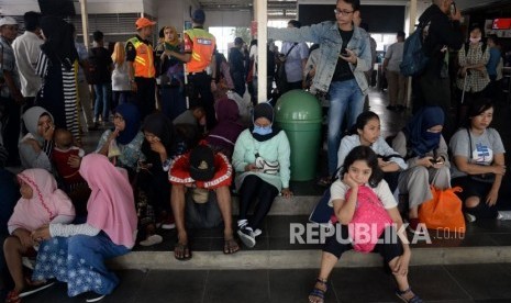 Sejumlah penumpang menunggu Kereta Rel Listrik (KRL) di Stasiun Manggarai, Jakarta, Ahad (4/8).